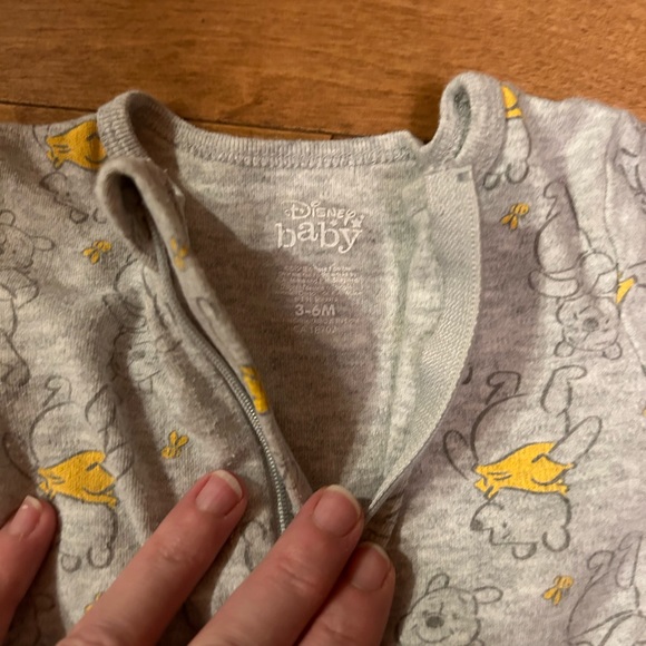 Lot of 4 onesies size 3-6 months ish - Picture 8 of 10